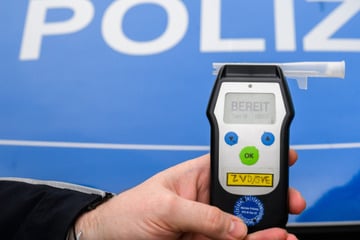 Platter Reifen, Alkohol im Blut: Polizei stoppt Suff-Fahrt – doch Betrunkener fährt erneut los