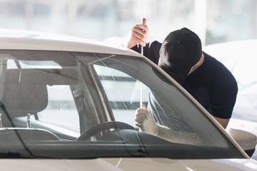 Dresden: Autoknacker in Dresden unterwegs: Täter klauen Werkzeug, Sportzeug und Elektronik