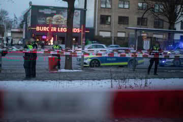 Streit an Bushaltestelle eskaliert: Mann verletzt, Täter auf der Flucht