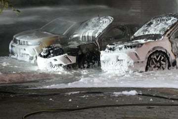 Leipzig: Mehrere Autos brennen in der Nacht in Leipzig - auch vom Ordnungsamt