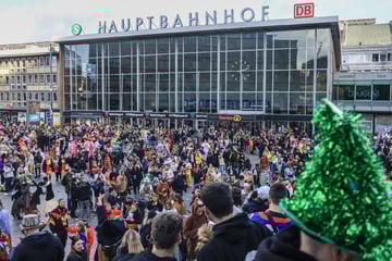 Köln: 11.11. live in Köln: "Wer tanzt, der prügelt nicht!" - Besondere Polizei-Aktion sorgt für gute Laune