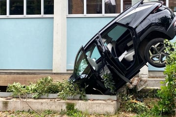 Hyundai rast durch Hecke und kracht fast senkrecht in Schacht