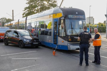 Crash im Leipziger Osten: VW kracht beim Abbiegen in Straßenbahn