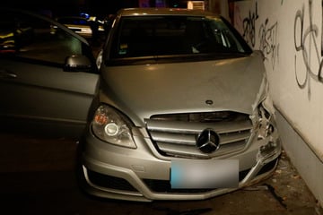 Frauen retten sich durch Sprung! Mercedes rast auf Bürgersteig und kracht gegen Wand