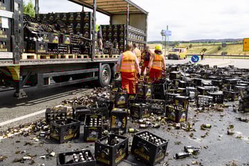 Auffahrt zur A73 gesperrt: Lkw verliert Bierkästen auf Autobahn
