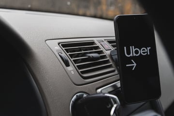 Köln: Kölner steigt aus Versehen in falsches Uber ein: 25-Jähriger prügelt ihn in Lebensgefahr