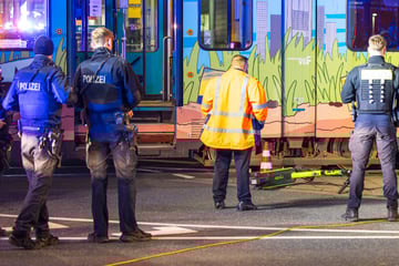 Frankfurt: Mit E-Scooter gestürzt: 18-Jähriger gerät unter Straßenbahn und stirbt – Kumpel schwer verletzt