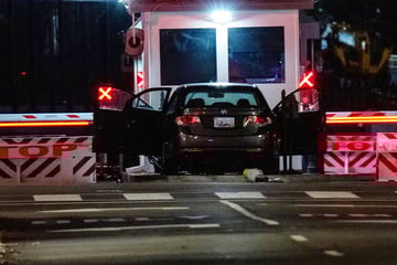 Auto rammt Sicherheitstor am Weißen Haus
