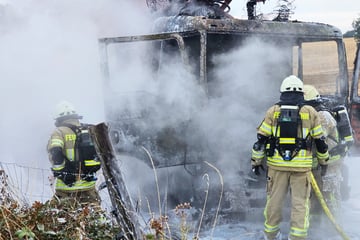 Dunkle Rauchsäule kilometerweit sichtbar! Lastwagen steht in Flammen, Bundesstraße komplett gesperrt