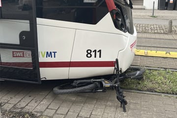 Junge (9) auf Rad übersieht Straßenbahn!