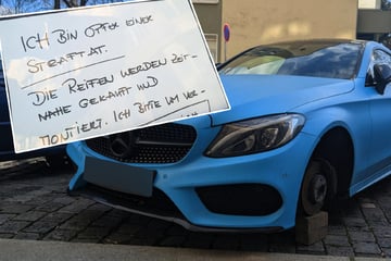 Dresden: Mercedes ohne Reifen blockiert Parklücke in Dresden: Besitzer hinterlässt kleinen Zettel