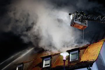 Hausgäste von Feuer aus dem Schlaf gerissen: Gaststätte in Unterfranken brennt lichterloh