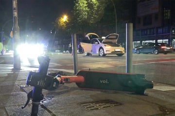 Kreuzung gesperrt: Taxi erfasst E-Scooter mit zwei Personen an Bord