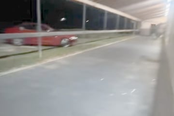 Frau ist allein im Stall und hört merkwürdiges Klopfen: Der Grund haut sie aus den Latschen