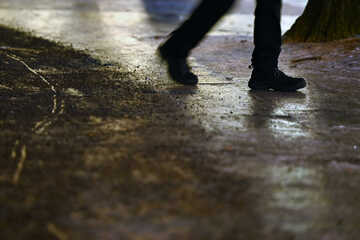 Transporterfahrer übersieht Fußgängerin: Frau muss ins Krankenhaus