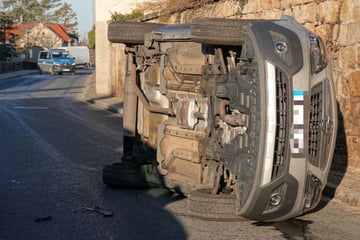 Vom Sonnenlicht geblendet? Opel-Fahrerin übersieht Anhänger, dann kippt ihr Auto um