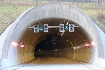Unfall A4: Ampel und Deckenstrahler in saniertem A4-Tunnel beschädigt: Polizei hat Verdacht