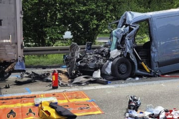 Unfall A3: Horror-Crash auf der A3: Sprinter gerät unter Sattelzug, Fahrer eingeklemmt