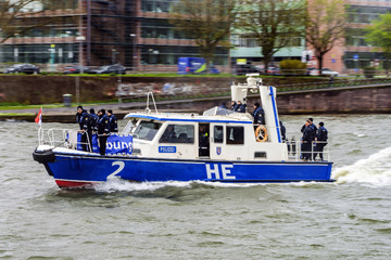 Schiffsbergung endet in tödlichem Drama: Schleppleine tötet Sportboot-Insassen