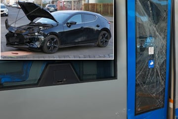 Vordertür demoliert! Leipziger Tram auf Nebenstrecke von Mazda gerammt