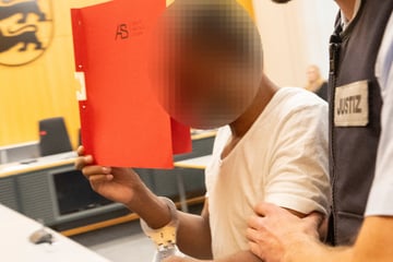 Angestellten in Elektronikmarkt niedergestochen: Angeklagter gesteht Mordversuch