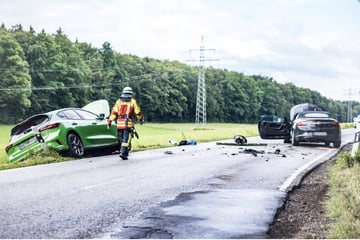59-Jähriger will überholen und kracht frontal in Auto