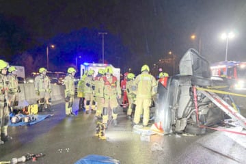 Unfall A111: Feuerwehrfrau entdeckt eingeklemmten Fahrer auf dem Heimweg - Lebensgefahr