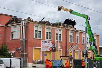 Dresden: Nach Asbest-Verdacht: An der ausgebrannten Staatsoperette wird gebaggert