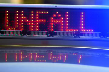 Unfall A5: Frau stirbt bei A5-Unfall: Fahrer eingeklemmt, Säugling bleibt unverletzt