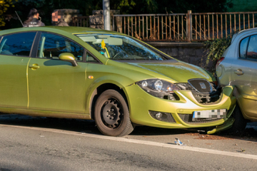 Seat kracht in parkenden Opel: Vier Verletzte, zwei davon Kinder