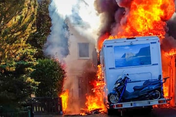 Wohnmobil brennt lichterloh: Feuerwehr rettet Hund aus Flammeninferno