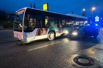 Unter Drogen stehender Autofahrer kracht in Linienbus