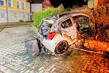 20-Jähriger kracht gegen Mauer - Auto geht in Flammen auf