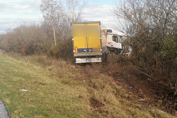 Unfall A71: Auf Standstreifen angehalten: Mercedes von Lkw auf A71 erfasst