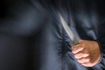 Mit Messer in der Hand! Mann erschreckt fünf Mädchen