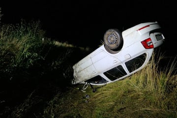 Skoda überschlägt sich auf Landstraße: Wo ist der Fahrer?