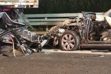 Unfall A7: Audi verkeilt sich unter Lkw: 19-Jähriger stirbt auf A7!