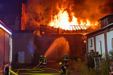 Großbrand in ehemaliger Schleifmittelfabrik: 43 Menschen evakuiert