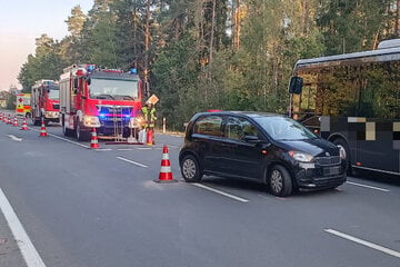 Auto fährt in Schulbus: Mehrere Personen verletzt, darunter auch Schüler