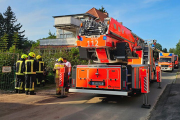 Berlin: Frau stürzt metertief in Loch: Feuerwehr muss sie aus Notlage befreien