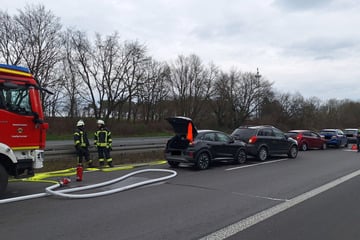 Unfall A57: Auffahrunfälle auf A57: Mehrere Autos krachen plötzlich ineinander