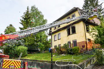 Explosion und Feuer: Schwer verletzte Frau springt aus zweitem Stock