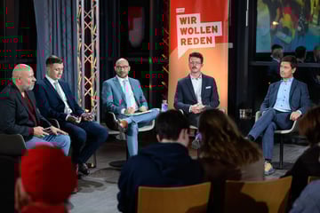 Minister wirft AfD in Talkrunde Hetze vor: Draußen wird protestiert