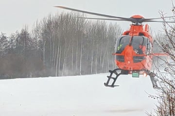 21-Jähriger knallt bei Schnee gegen Baum: Hubschrauber im Einsatz