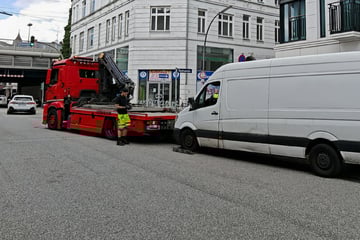 Paketbote liefert Päckchen aus: Plötzlich ist sein Transporter weg
