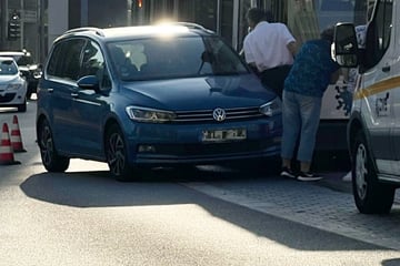 VW crashes into tram at Postplatz!