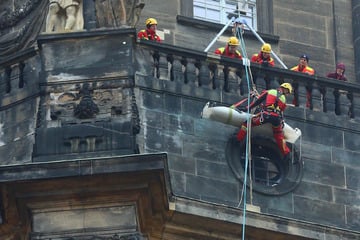 Dresden: Bei stürmischem Wetter: Dresdner Feuerwehr seilt Person vom Rathausturm ab