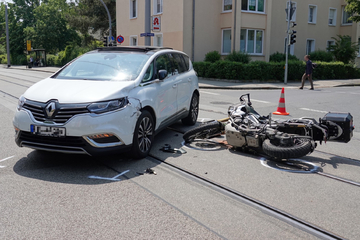 Motorrad drängelt sich in Dresden vor und kollidiert mit Renault: Fahrer schwer verletzt!
