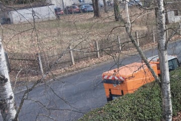 Dresden: Giftige Fasern auf Gehweg: Warum kam nur die Kehrmaschine zum Asbest-Einsatz?