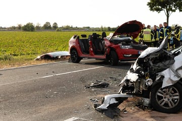 Feuerwehr schneidet Autodach ab: Frau bei Unfall in Skoda eingeklemmt